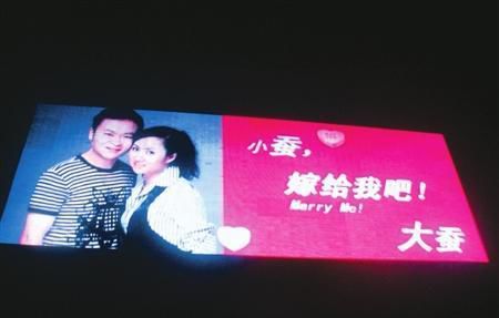 男子玩浪漫高楼垂降