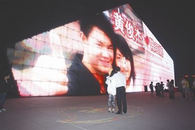 男子玩浪漫高楼垂降