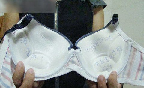 男子玩浪漫高楼垂降