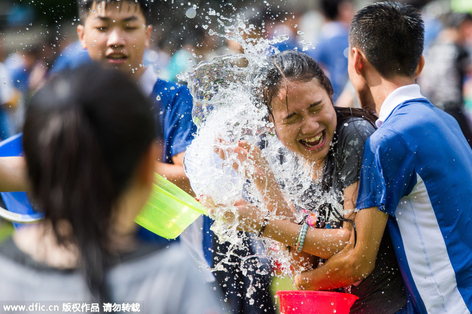 你们真会玩！深圳中学“泼水节”师生嗨翻天