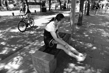 女子西大街路边歇脚包被抢 调视频发现是监控盲区