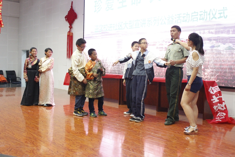 浐灞中队水上救援队员和藏族中学生互动演示急救技巧.JPG