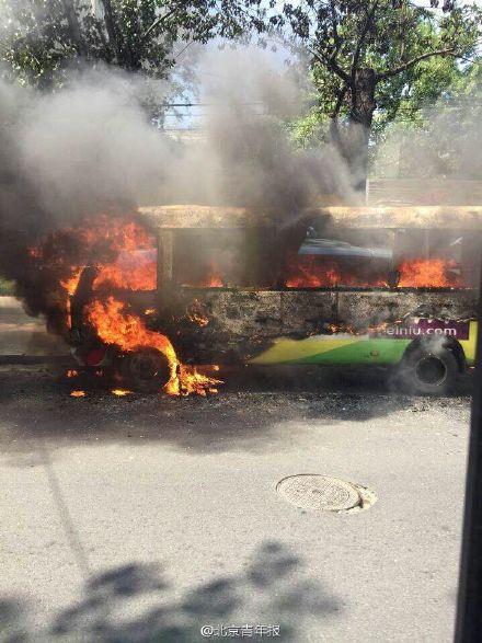 北京一辆超市班车着火烧成空壳 无人员伤亡(图)