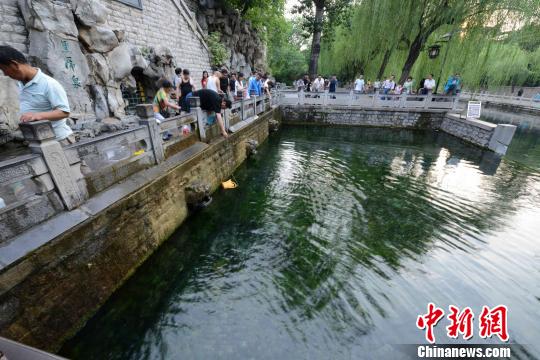 济南黑虎泉泉水危机 往日泉声如虎啸现已“失声”