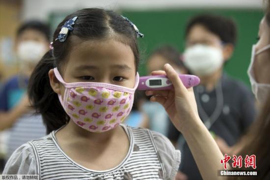 韩国MERS疫情扩大 逾5000人被隔离学生课前测体温