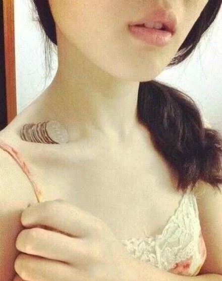 锁骨放硬币成炫腹之后新玩法 网友吐槽城里人真瘦
