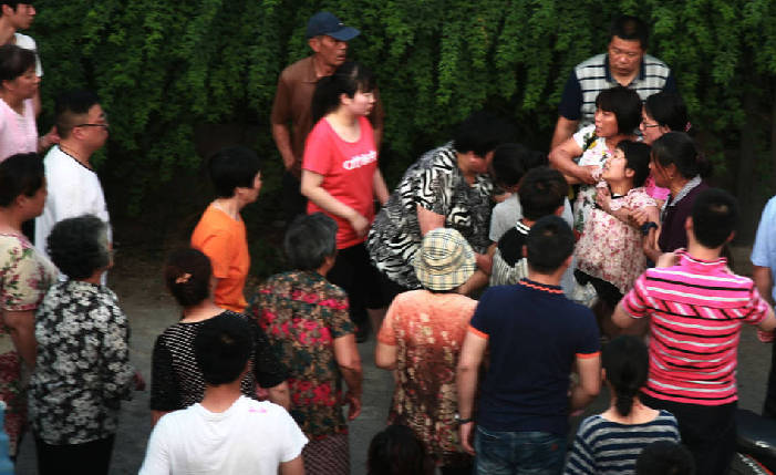 江苏一女童玩耍溺亡 事发水面岸边没有防护栏