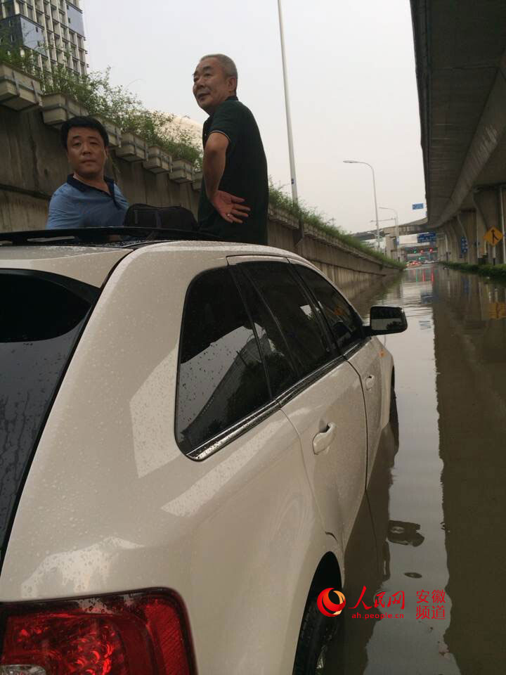 合肥暴雨多路段积水 有地方甚至可以“看海”