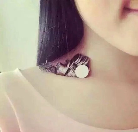 锁骨放硬币成炫腹之后新玩法 网友吐槽城里人真瘦