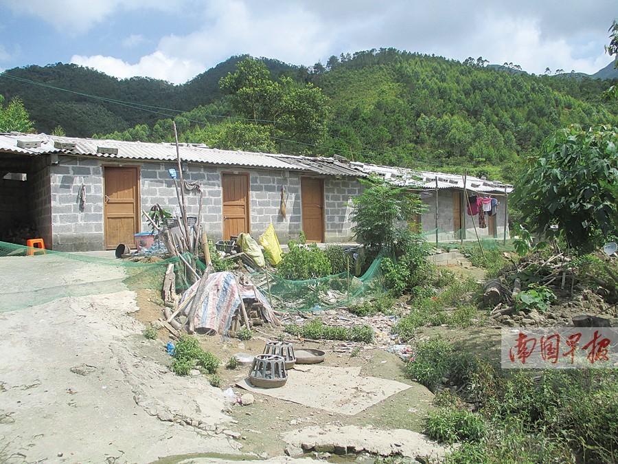 广西警方夜袭深山淫窝 现场缴获数千个避孕套(图)