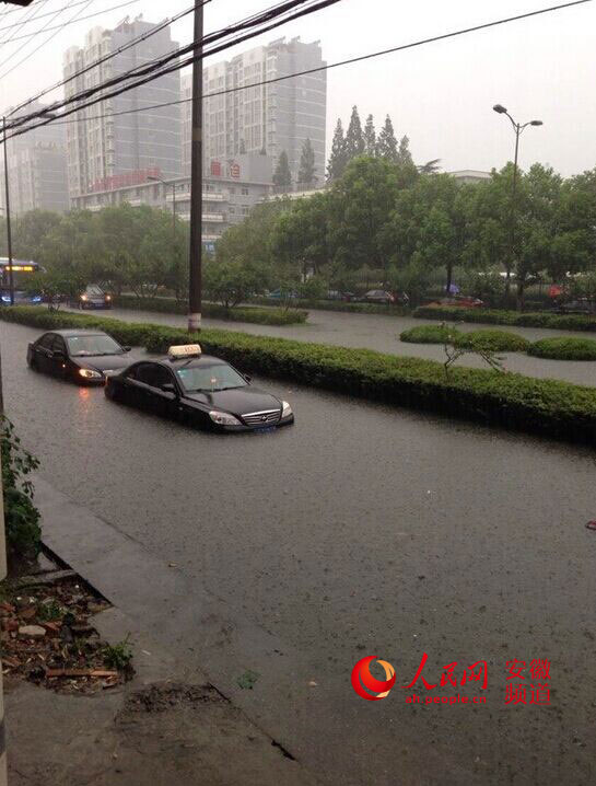 合肥暴雨多路段积水 有地方甚至可以“看海”