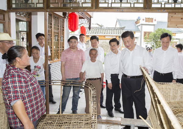 习近平参观遵义会址 叮嘱讲解员好好给大家讲解