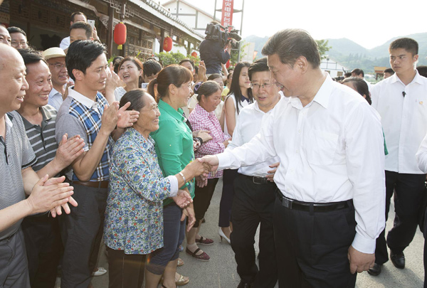 习近平参观遵义会址 叮嘱讲解员好好给大家讲解