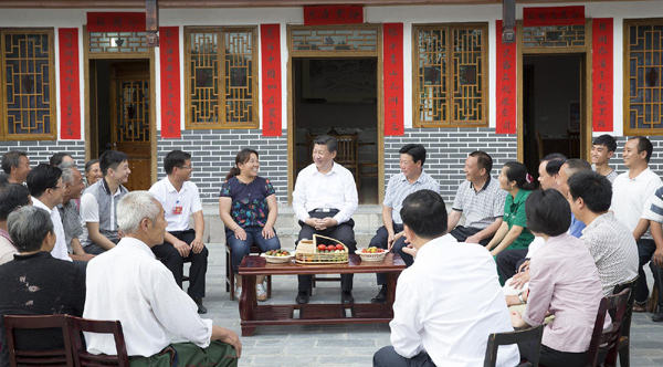 习近平参观遵义会址 叮嘱讲解员好好给大家讲解