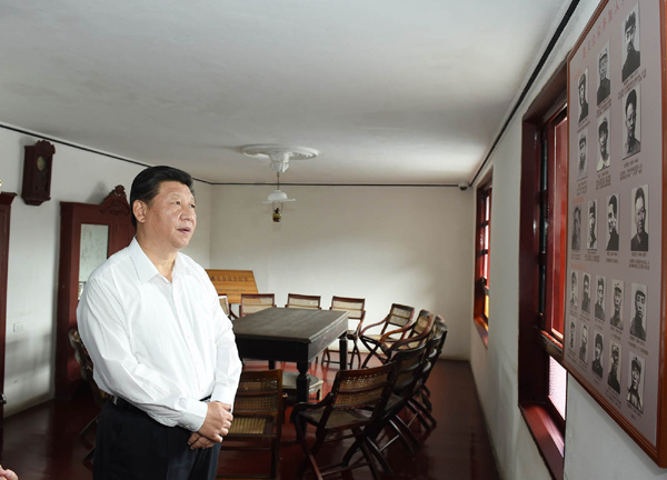 习近平参观遵义会址 叮嘱讲解员好好给大家讲解