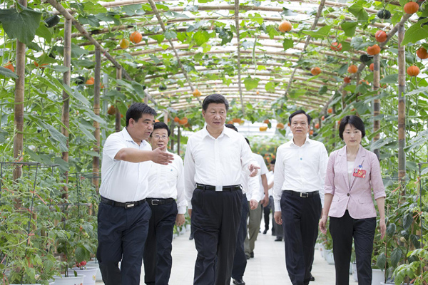 习近平参观遵义会址 叮嘱讲解员好好给大家讲解