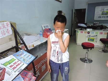 小波在手机店被父亲暴打流血 大足警方供图