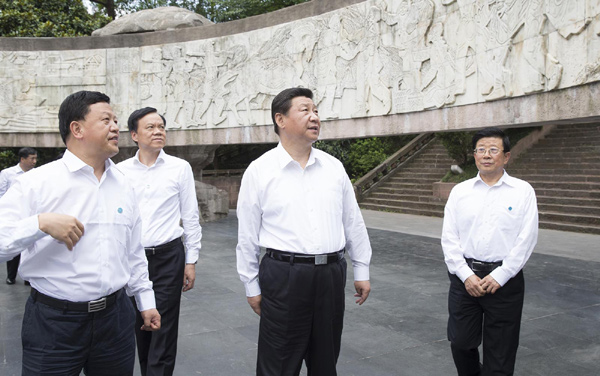 习近平参观遵义会址 叮嘱讲解员好好给大家讲解