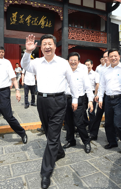 习近平参观遵义会址 叮嘱讲解员好好给大家讲解