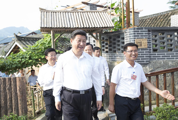 习近平参观遵义会址 叮嘱讲解员好好给大家讲解