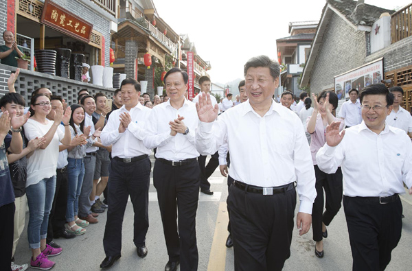 习近平参观遵义会址 叮嘱讲解员好好给大家讲解