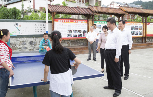 习近平参观遵义会址 叮嘱讲解员好好给大家讲解