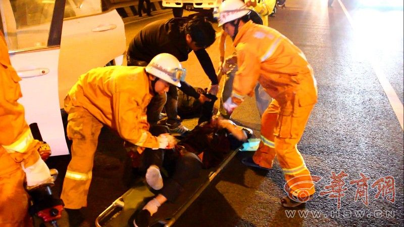 榆林越野车隧道追尾半挂车 2人当场死亡