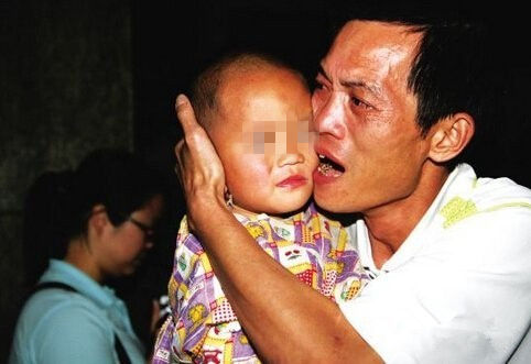 有网友们对人贩子判处死刑会刺激人贩子铤而走险、威胁到被拐儿童的安全，陈士渠表示，人贩子拐卖儿童的初衷是为了经济利益，而不是威胁其生命安全，所以这一点不用担心。人贩子固然可恶，但法律界人士指出，当前对买孩子的买方处罚偏轻，也是拐卖儿童案件多发的重要原因。