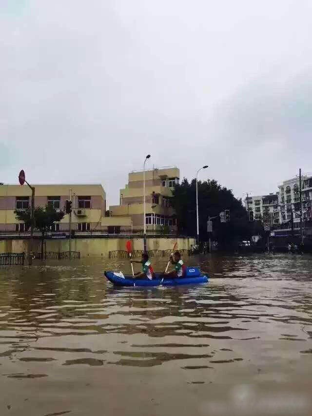 上海暴雨致内涝 市民纷纷划船出行