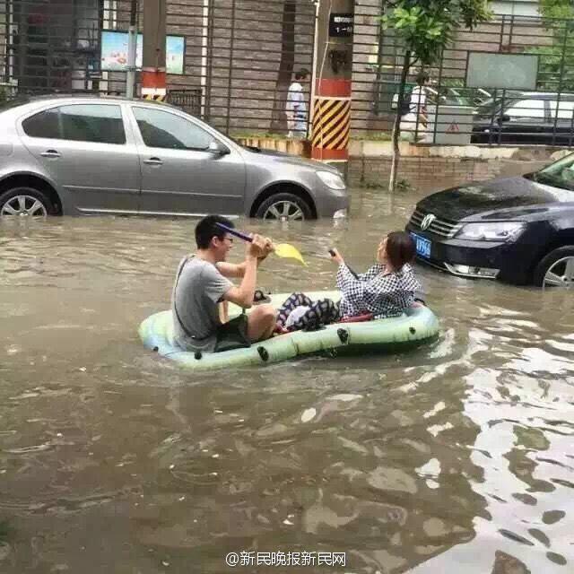 上海暴雨致内涝如海 市民纷纷划船出行