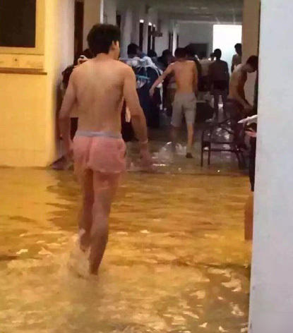 上海暴雨致内涝 市民纷纷划船出行