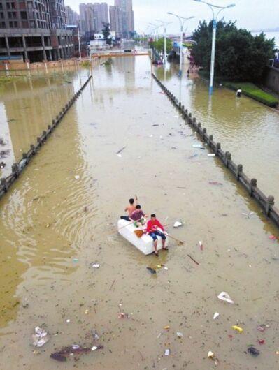 上海暴雨致内涝 市民纷纷划船出行