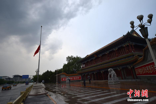 乔石遗体今日火化 天安门等多地降半旗沉痛悼念
