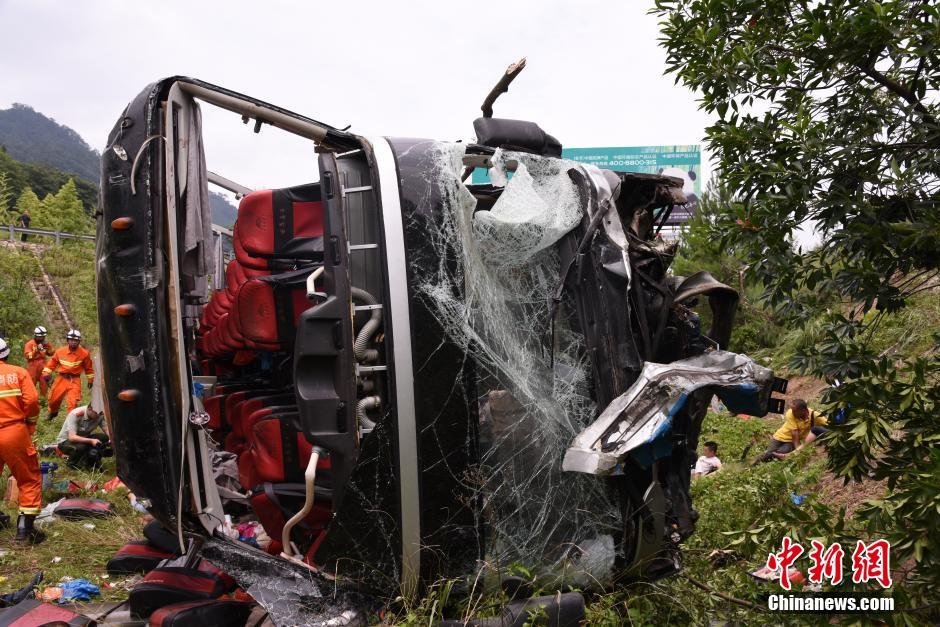 福建旅游客车坠崖致2人死亡 坠入约十米深的崖底