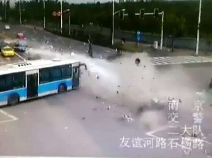 陕A宝马车南京发生车祸致2人亡 肇事司机疑涉毒驾