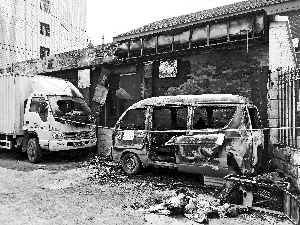 面包车深夜起火男子身亡 死者为看废品常睡车中