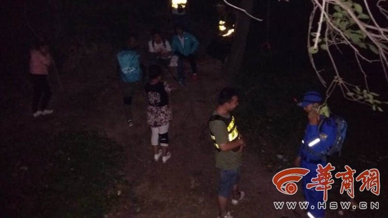 驴友骨折 志愿者手搭“花轿”抬伤者下山