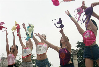 <em>美女</em>抛<em>胸罩</em>呼吁关注乳腺-天下<em>图库</em>_华商网新闻