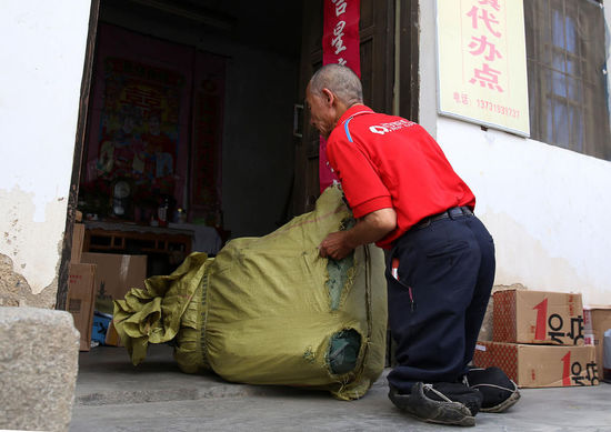 快递员膝行送快递 双手改变命运的践行者