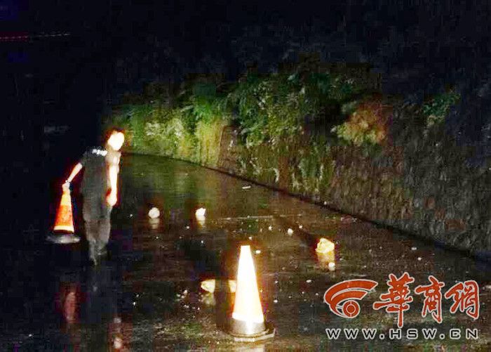 岚皋连续降雨山洪涌上街头 道路成河流