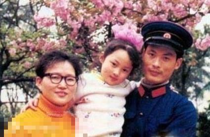 蒋勤勤和父母旧照