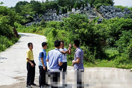 男子1个月撬200座坟 迫于生活压力开始盗墓生活