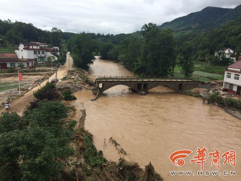 汉中南郑县法镇遭雨灾 桥断车翻水稻全倒