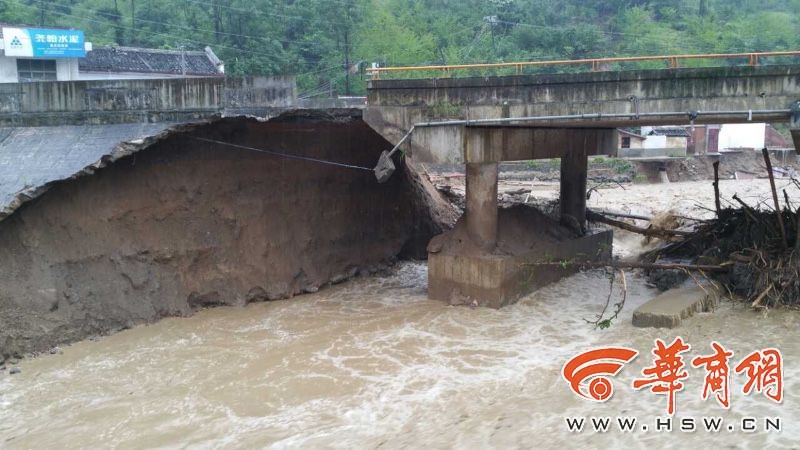 陕南暴雨佛坪变孤城 山体房屋多处垮塌