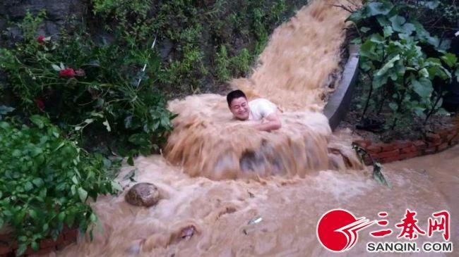 石泉突发汛情泄洪通道被堵 干部跳水疏通