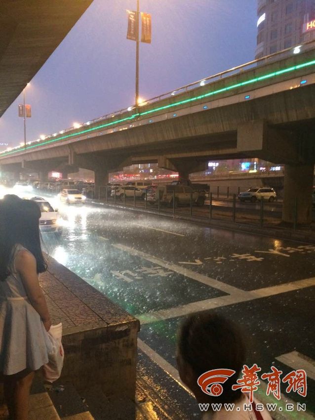 西安突降暴雨令人猝不及防 未来3小时或现强降雨