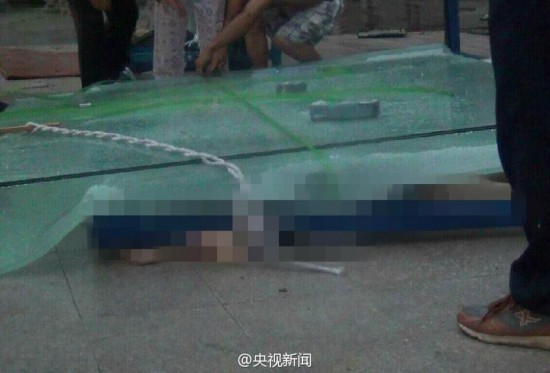大风吹倒700斤玻璃 致1人当场死亡1人全身骨折