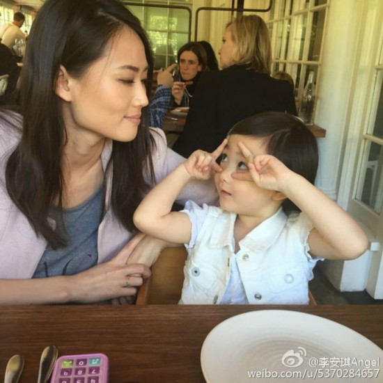 李小萌！李小鹏娇妻晒奥莉搞怪六连拍：萌神酷爱剪刀手