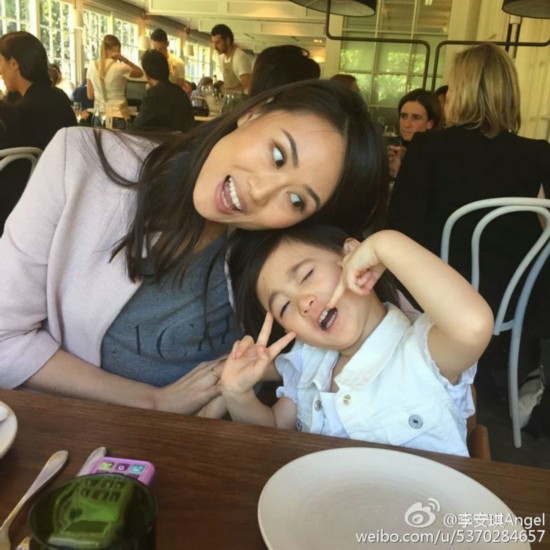 李小萌！李小鹏娇妻晒奥莉搞怪六连拍：萌神酷爱剪刀手