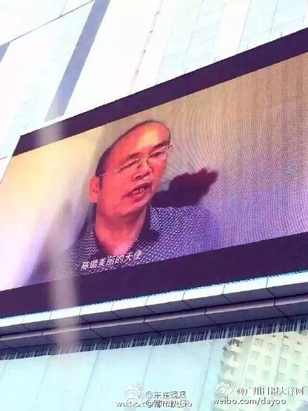60后大叔求婚90后 现场给路人发红包最小近4位数